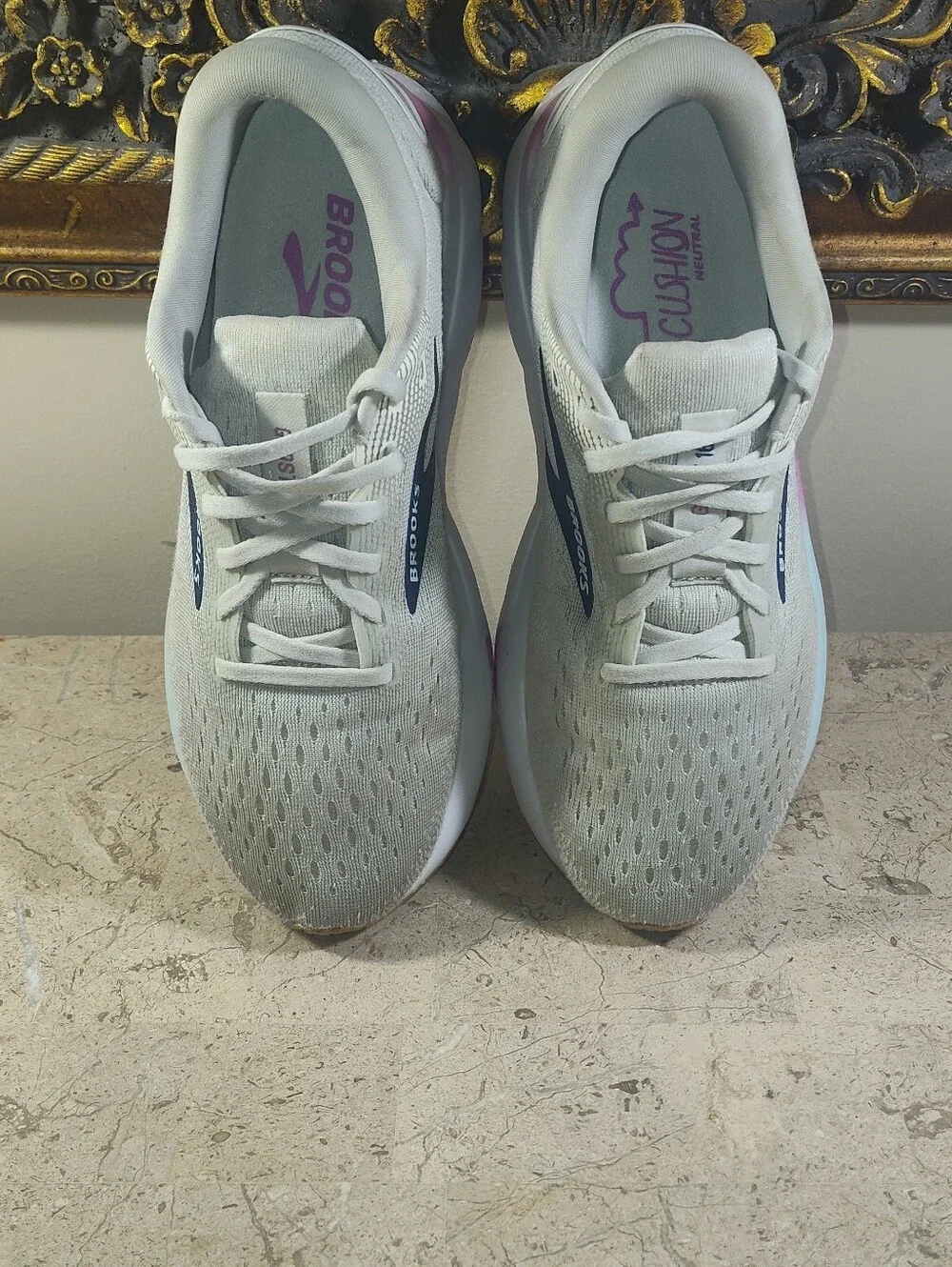 Brooks light gray